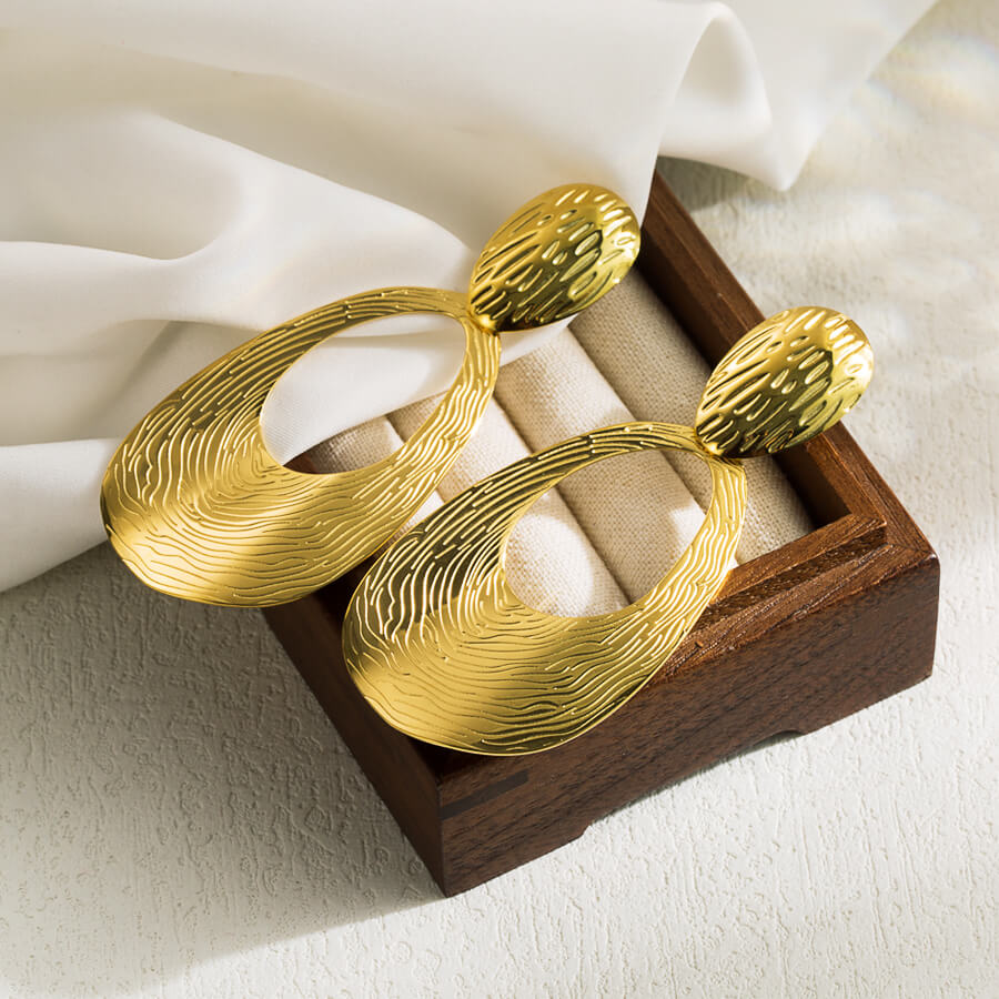 Boucles d'oreilles élégance. Bijoux en acier inoxydable