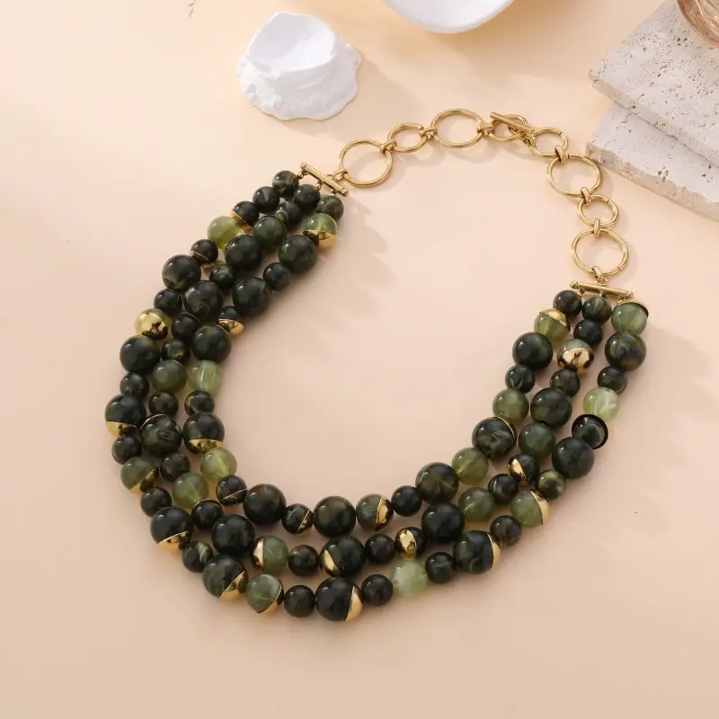 Collier multi-rangs Laura avec perles vertes et dorées, fermoir en chaîne dorée, bijou raffiné au style naturel et élégant