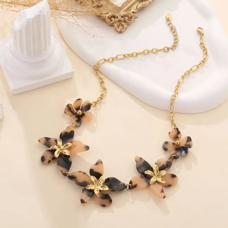 Collier Noelle doré avec fleurs en écaille et centre étoilé, bijou élégant au style romantique et artistique